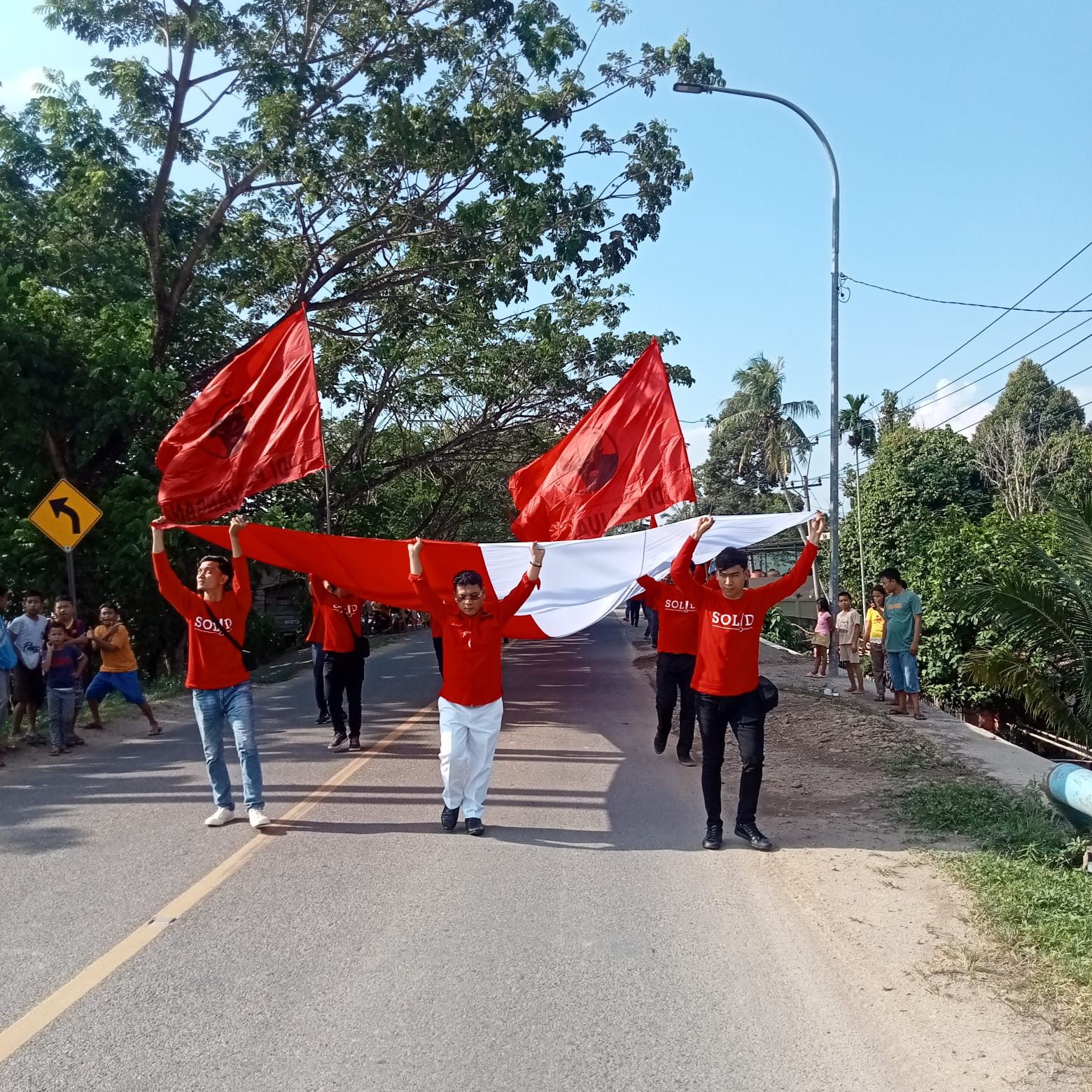 Hds Dan Kader Muda Partai Pdip Muratara Kibarkan Bendera Sepanjang Meter