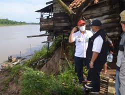 Camat Sekayu Bersama Plt Kadinsos Muba Tinjau Lokasi Longsor di Bantaran Sungai Musi Kelurahan Balai Agung