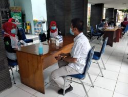 Anggota DPRD dan Peserta Rapat dari OPD Melakukan Pengecekan Suhu Tubuh Serta Rapid test