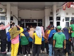 Puluhan Emak-Emak Geruduk Kantor Bupati Muratara