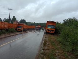 Puluhan Armada Batu Bara Parkir Menggunakan Badan Jalan Negara