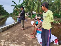 Warga Desa Sri Gading Bergotong Royong Bersihkan Parit Tersier