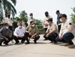 Dodi Reza Buat Mulus Jalan Simpang Pauh-Pandan Sari Muba