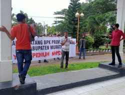 Kantor Bupati di Segel Massa, Menuntut 10 Tuntutan ke BPK Provinsi