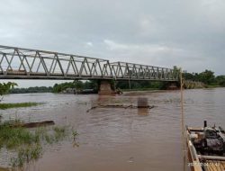 Perahu Tongkang Milik PT. Lonsum Tabrak Jembatan Desa Pauh, Warga Meminta Pertanggung Jawaban