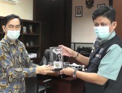 Kadiskominfo OKU Timur Serahkan Penghargaan LPPL 2021 Pada Bupati Lanosin