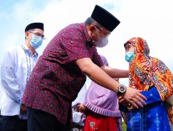 Jelang Idul Fitri, Bupati DRA Bagikan THR kepada Tukang Becak, Ojek, Parkir dan Dhuafa