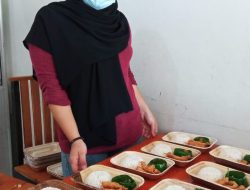 Ramai-ramai RM di Muba Pakai Wadah Makanan dengan Pelepah Pinang
