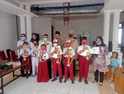 HDS Berikan Piagam Tropi dan Uang Pembinaan Bagi Pemenang Lomba Gaya Pidato Bungkarno