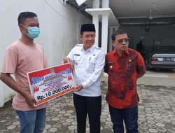 4 Empat Warga Terdampak Kebakaran Terima Bantuan Dari Bupati HDS