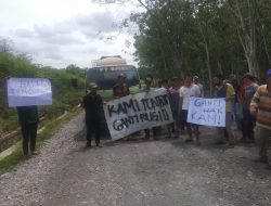 Lahan Tanam Tumbuh di OKU Timur Digusur Tanpa Ganti Rugi, Warga Sukomulyo Blokade Jalan