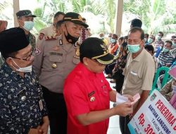 Bupati Turun Langsung Salurkan (BLT) Bagi (KPM) Kelurahan Karang Jaya