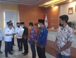 HDS Bagikan Seragam Batik Dari Gubernur Untuk Perangkat Desa Muratara