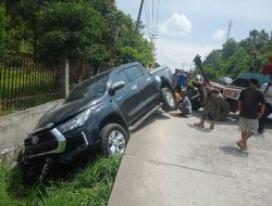 Ditinggal Pergi Sholat Jum’at Mobil Toyota Hilux Mengelinding