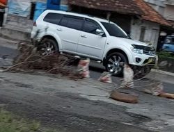 Inisiatif Kasi Sapras Disdikbud OKU Timur Edi Subandi Benahi Jalan Berlubang