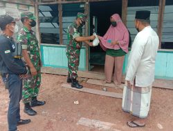 Laksanakan Jum’at Barokah, Koramil 401-01 Sungai Lilin Bersama Owner Ampera Sederhana Bagikan Nasi Bungkus