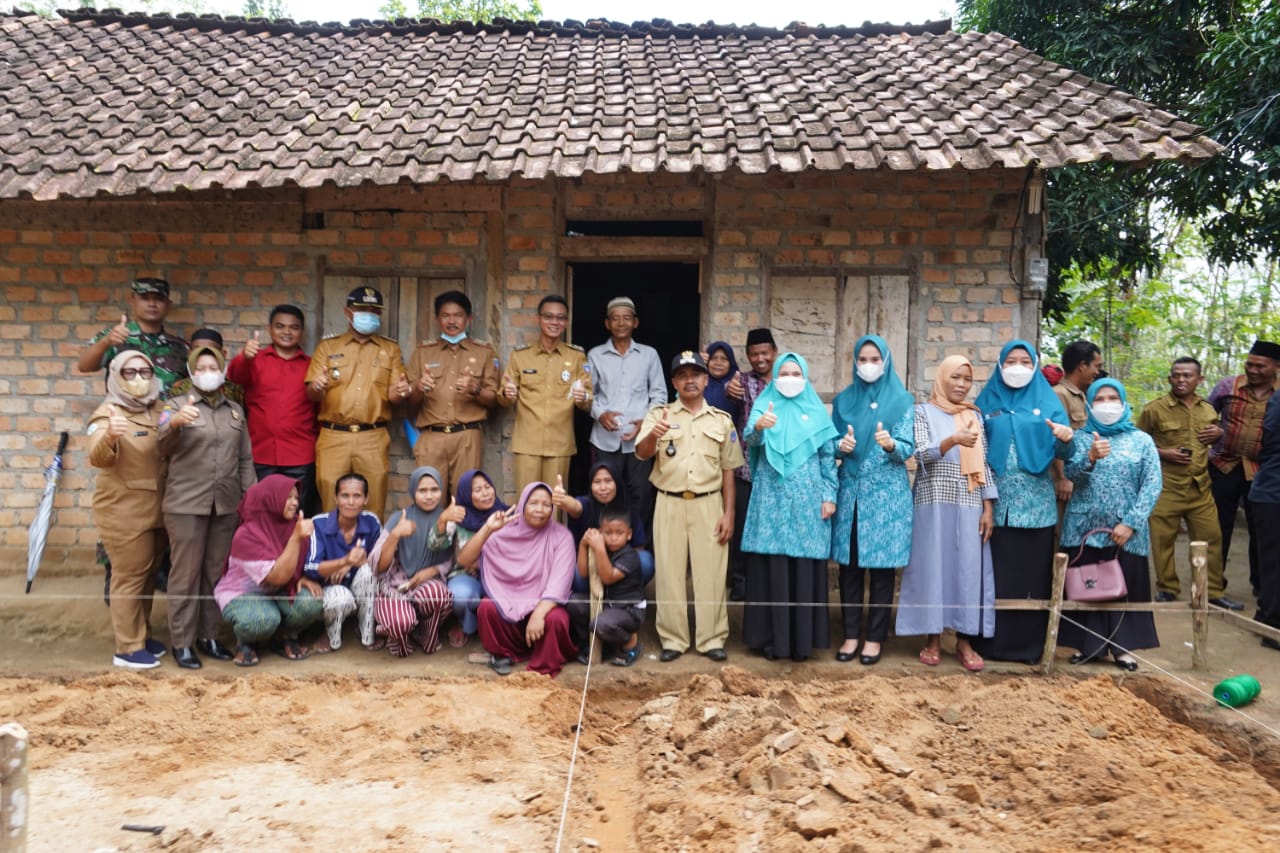 Peringati Hkg Pkk Ke Pemkab Oku Timur Bedah Rumah Warga Desa Perjaya