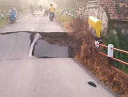 Jembatan Penghubung Antara Desa Bantan dan PN Negara OKU Timur Ambruk