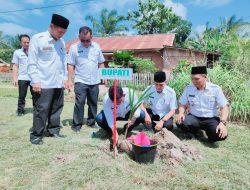 Guna Kembangkan Sektor Pertanian, Bupati HDS Berikan Bantuan Bibit Tanaman Ke Warga Desa