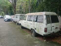 4 Mobil Bekas Operasional Dinkes OKU Timur Terbengkalai dan Ganggu Pengguna Jalan