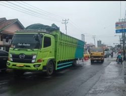 Lagi, Truck Fuso Batu-bara Patah As Selumbung Buat Macet Lalulintas di Kota Baru