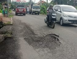 Lapor Pak! Jalan Berlubang Rawan Kecelakaan