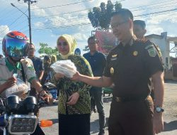 Kejaksaan Negeri OKU Timur Bagikan 150 Paket Takjil ke Warga