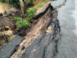 Akibat Intesitas Hujan Tinggi, Jalan Provinsi di OKU Timur Amblas