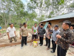 Weekend, Pj Bupati Apriyadi Sambangi Warga Sungai Keruh Yang Mendapat Program Bedah Rumah