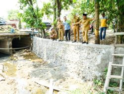 Cegah Banjir, Pj Bupati Apriyadi Bangun Tembok Penahan Sungai Tusan Tuan