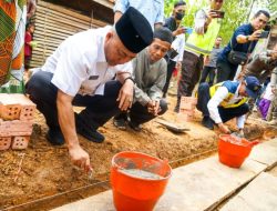 Apriyadi Boyong Bahan Bangunan ke Jirak Jaya, Perbaiki Rumah Sumarji