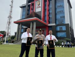 Tuntas Ungkap Kasus Curas di Keban 1, Kapolsek dan Anggota Polsek Sanga Desa Terima Pin Emas Kapolda Sumsel